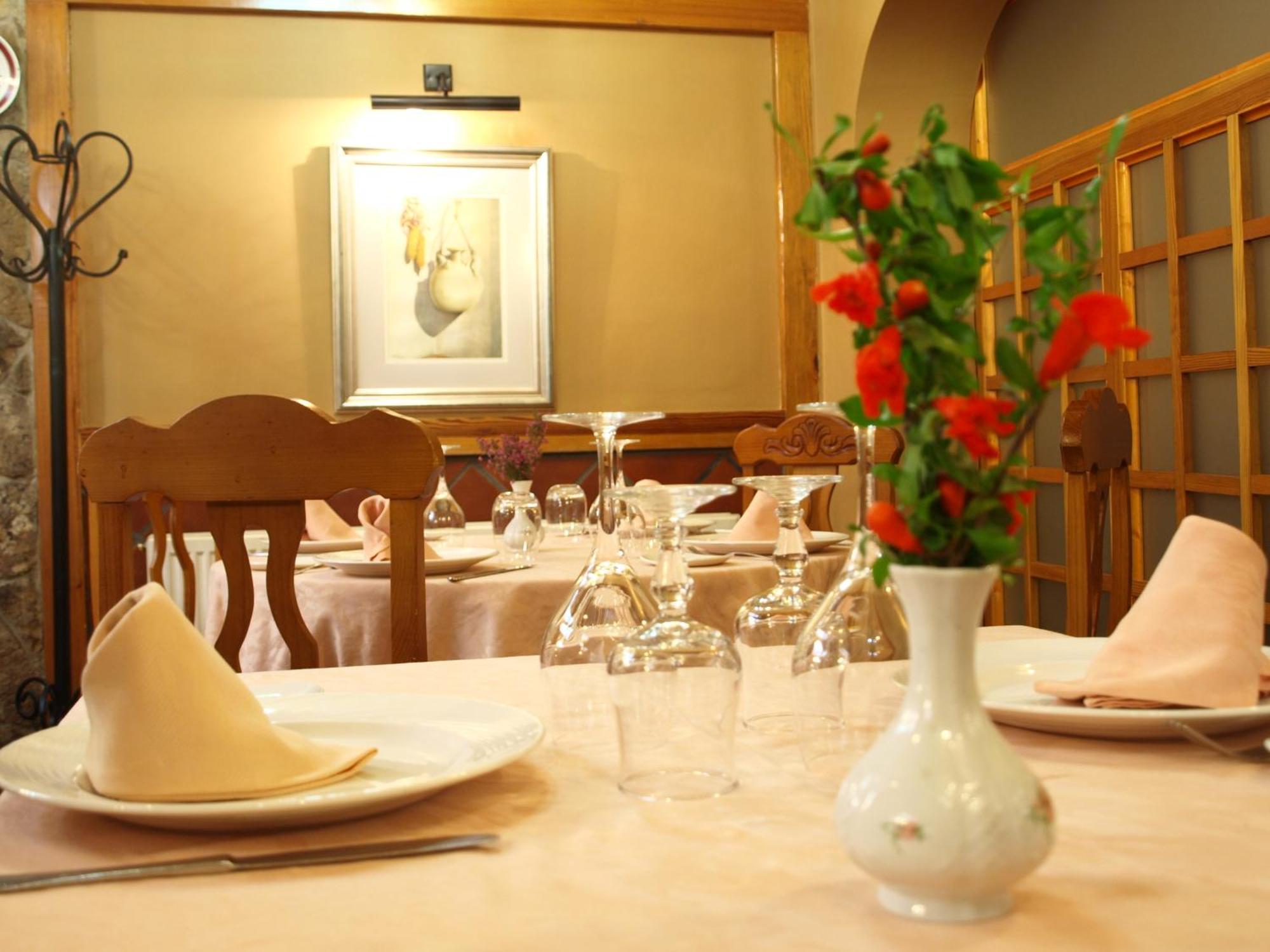 Hostal Restaurante La Muralla Canete  المظهر الخارجي الصورة