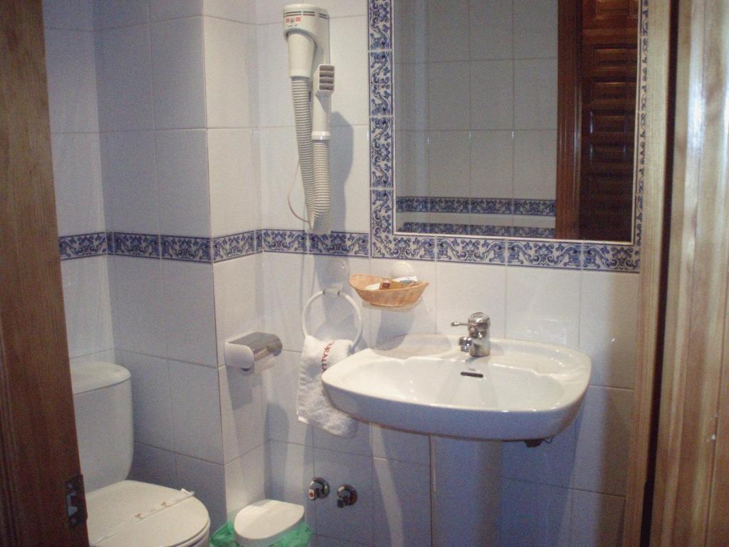 Hostal Restaurante La Muralla Canete  الغرفة الصورة